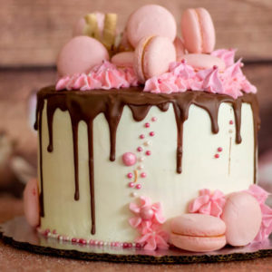 Queque macarons rosados y drip de chocolate