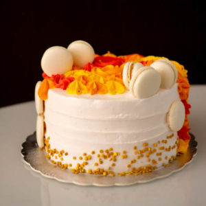 Queque anaranjado con macarons