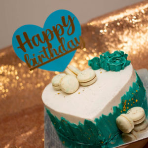 Queque de corazón con macarons