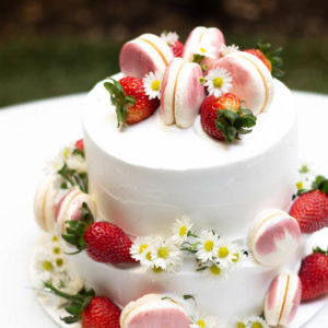 Queque macarons y fresas