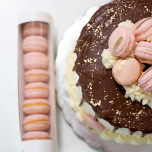 Queque Chocolate blanco con macarons