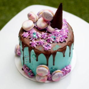 Queque con macarons y drip