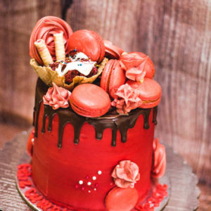 Queque Rojo con macarons