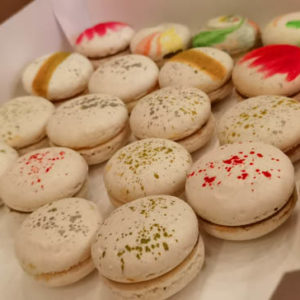 Macarons con pintas de colores