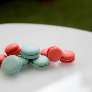 Macarons rojos y celestes