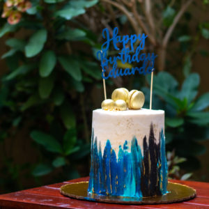 Queque azul con macarons