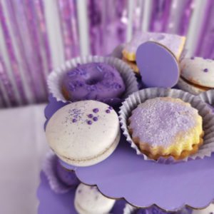 Alfajor, macaron y mini dona morada