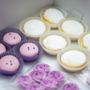 Macarons, alfajores y suspiros morados
