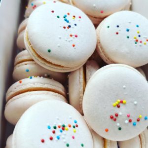 Macarons con chispas de colores